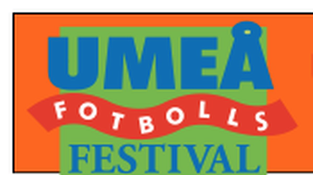 Umeå fotbolls festival står bakom skylten. 
